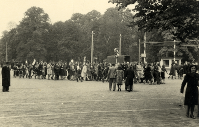 605171 Afbeelding van een menigte op de Biltstraat te Utrecht ter hoogte van de spoorwegovergang, vermoedelijk in ...